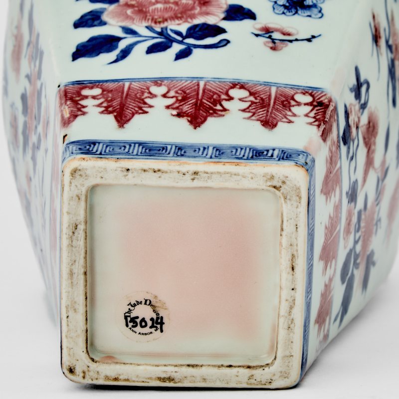 A Chinese Blue and Copper Red Porcelain Vase - 图4