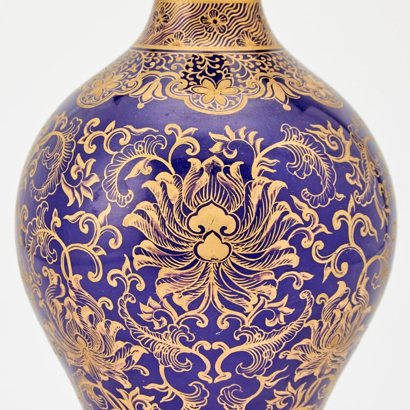 A Pair of Chinese Gilt-Decorated Powder-Blue-Glazed Porcelain Vases - 图4