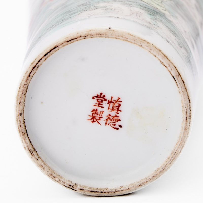 A Pair of Chinese Enameled Porcelain Vases - 图4