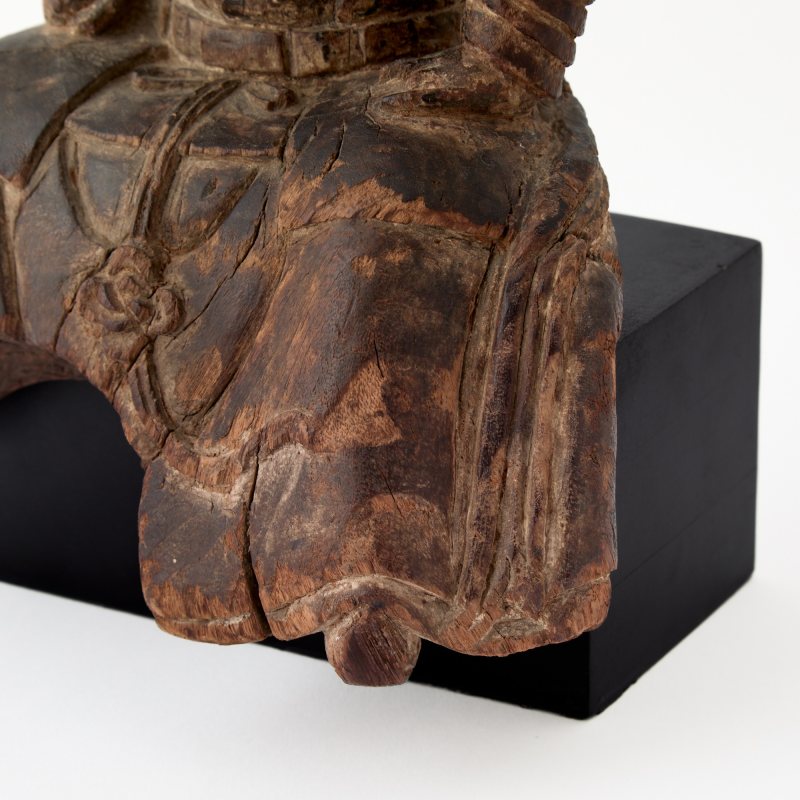 A Chinese Carved Wood Figure of Weituo - 图6