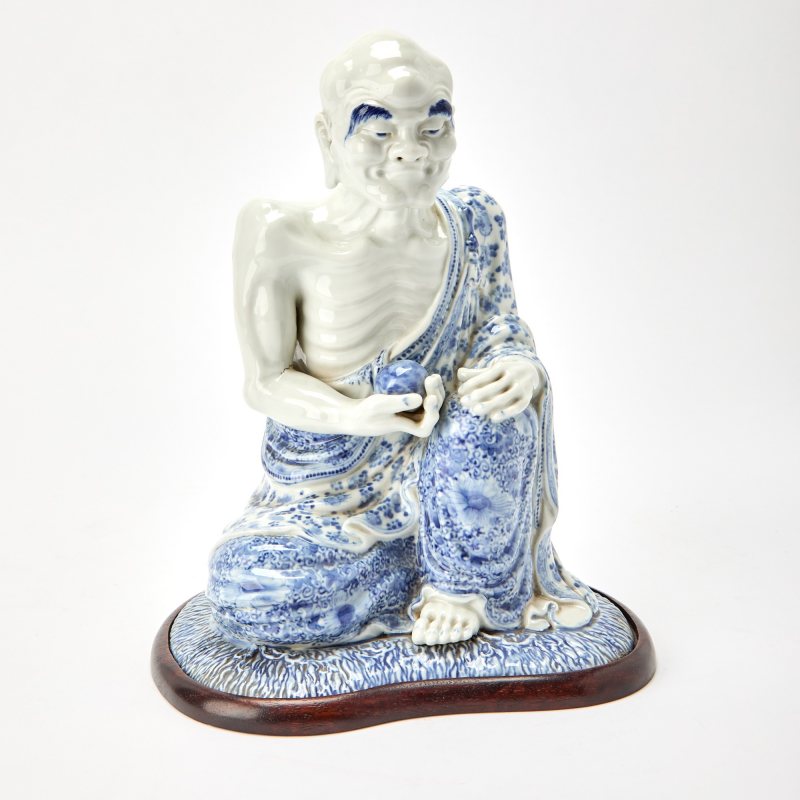 A Chinese Blue and White Porcelain Figure of a Luohan - 图2