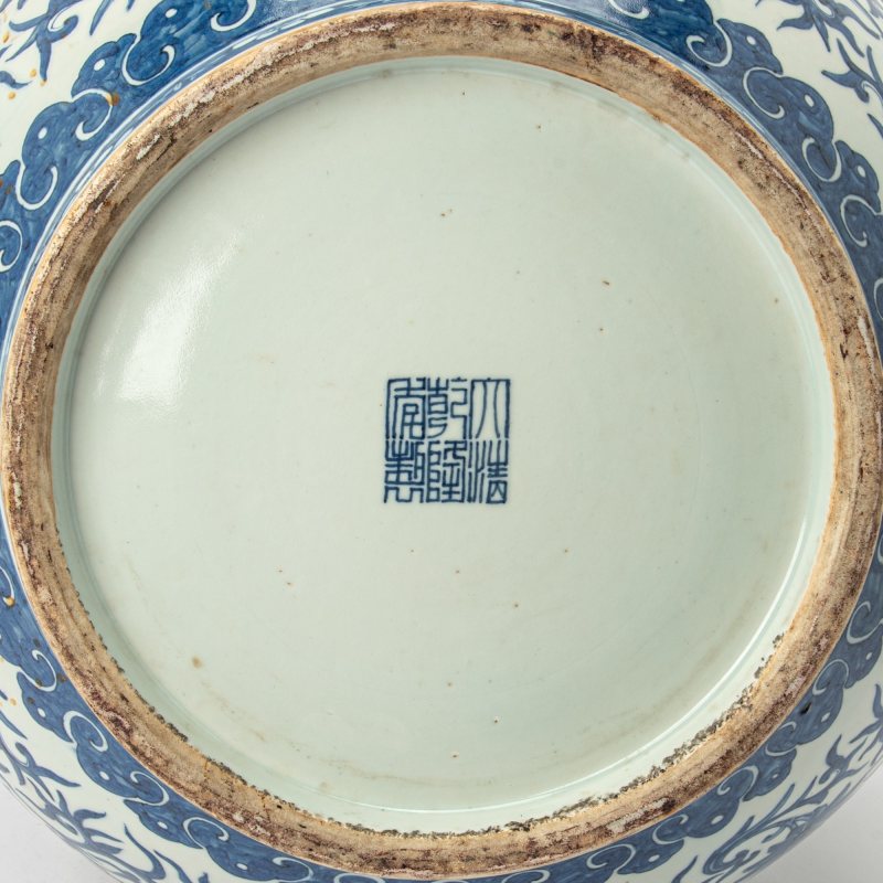 A Large Chinese Underglaze Blue and Enameled Porcelain Vase - 图8