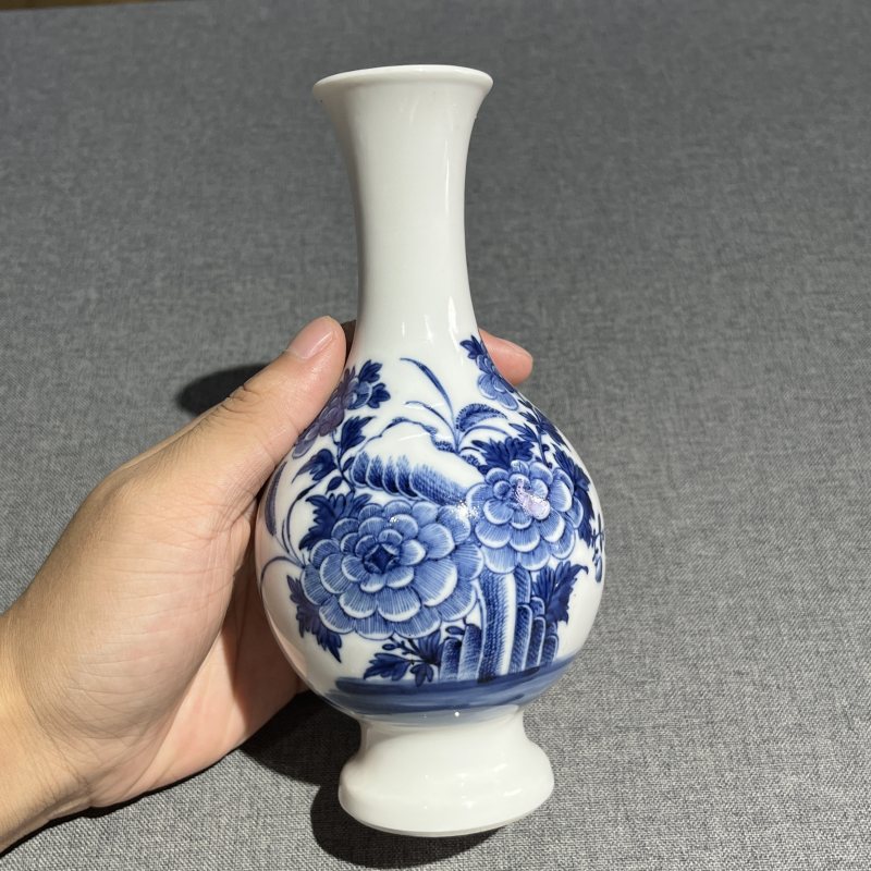清乾隆青花花卉赏瓶 - 图4