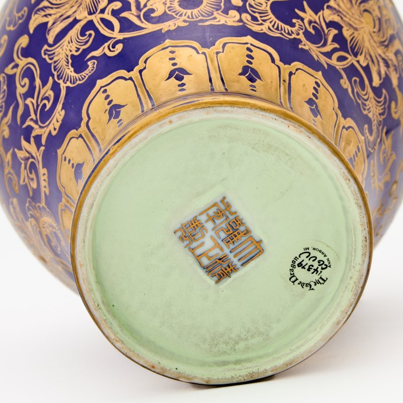 A Pair of Chinese Gilt-Decorated Powder-Blue-Glazed Porcelain Vases - 图5