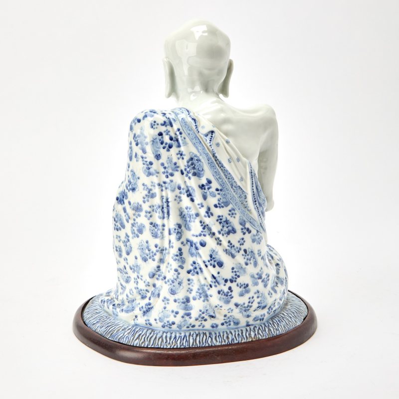 A Chinese Blue and White Porcelain Figure of a Luohan - 图3