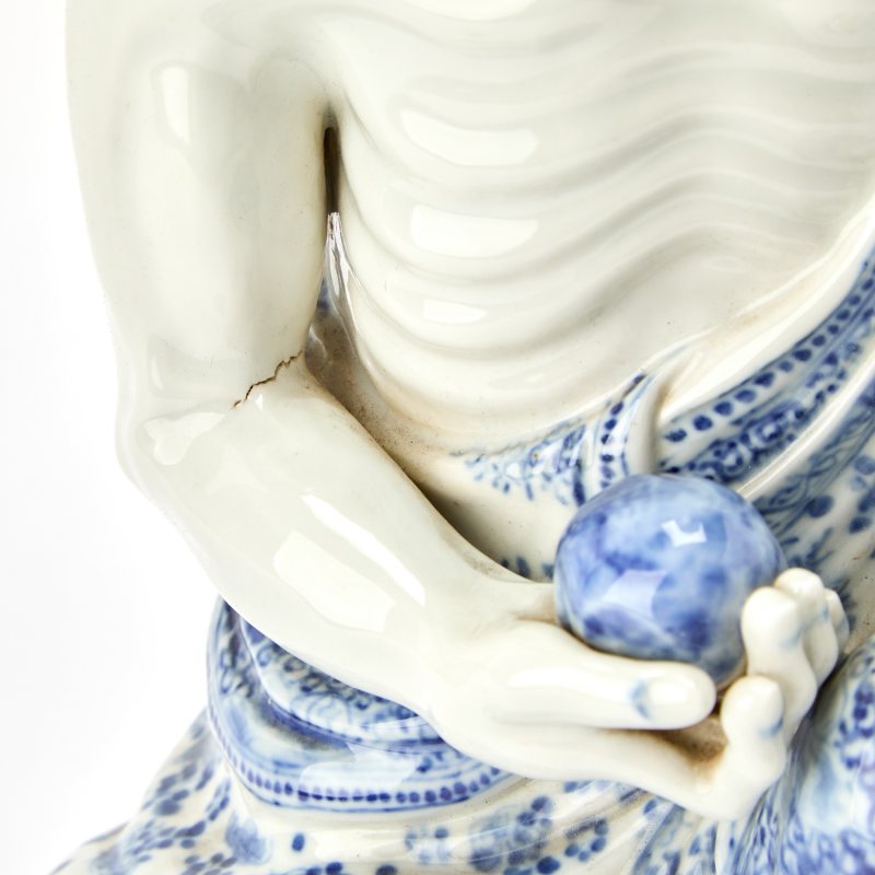 A Chinese Blue and White Porcelain Figure of a Luohan - 图4