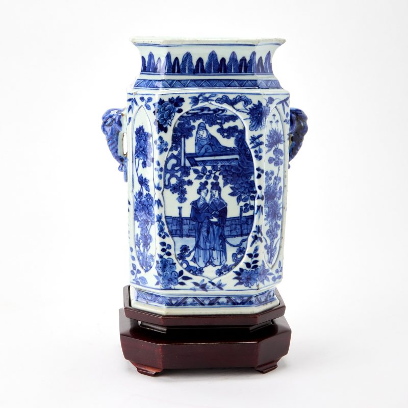 A Chinese Faceted Blue and White Porcelain Vase - 图2