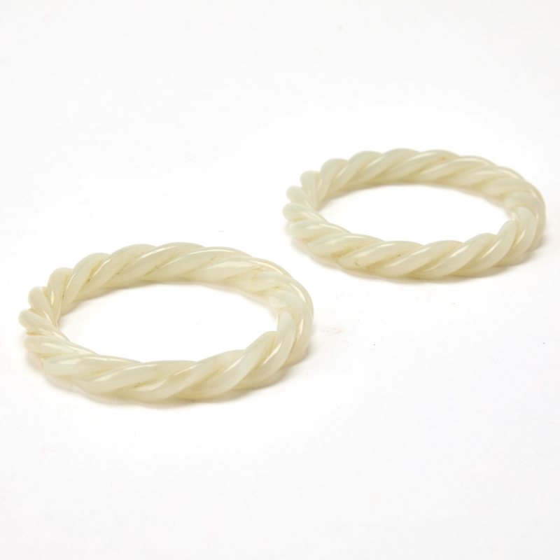 A Pair of Chinese White Jade Bangles - 图3