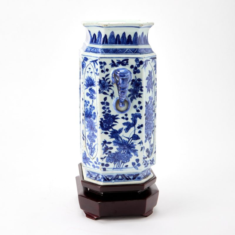 A Chinese Faceted Blue and White Porcelain Vase - 图3