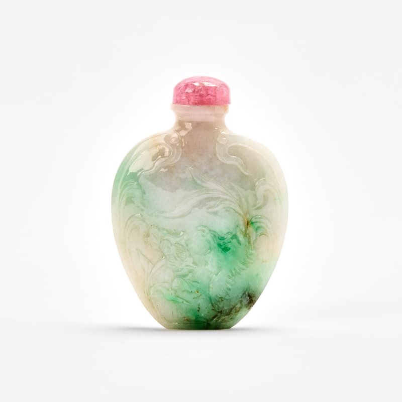 A Chinese Carved Jadeite Snuff Bottle - 图2