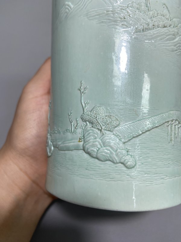 清道光 “王炳荣”款 湖水绿釉雕瓷山水踏雪寻梅小笔筒 - 图18