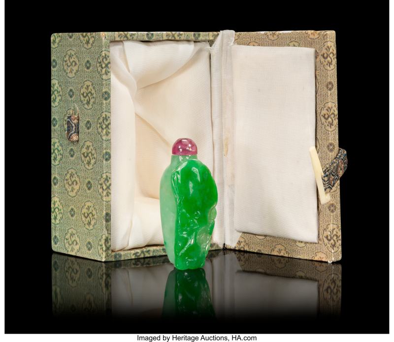 A Chinese Carved Apple Green Jadeite 'Lotus Leaf' Snuff Bottle - 图3