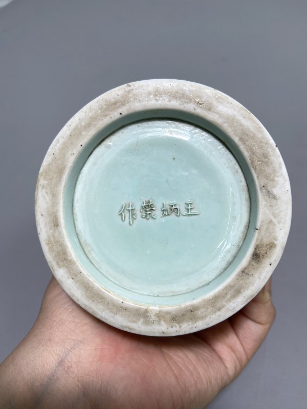清道光 “王炳荣”款 湖水绿釉雕瓷山水踏雪寻梅小笔筒 - 图21