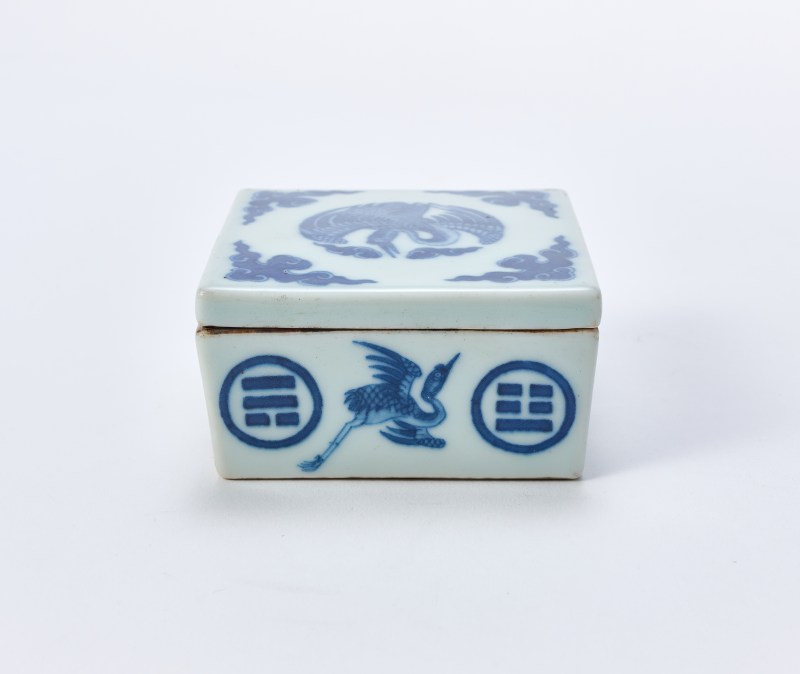 清光绪 青花云鹤八卦纹方盒