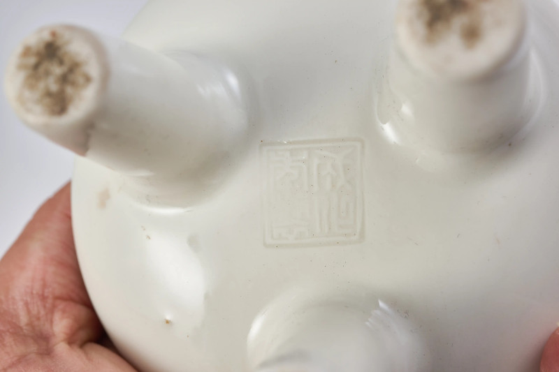 清早期 德化白釉象耳炉 - 图2