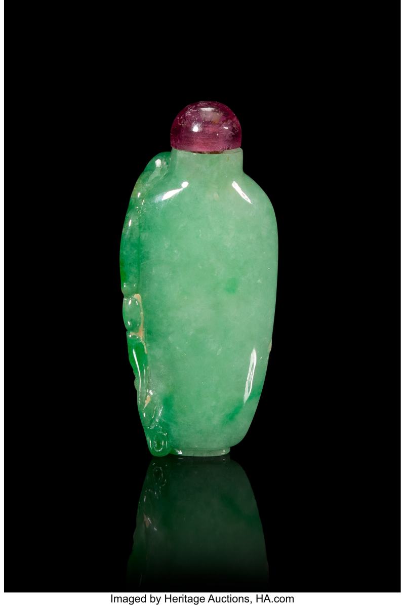 A Chinese Carved Apple Green Jadeite 'Lotus Leaf' Snuff Bottle - 图5