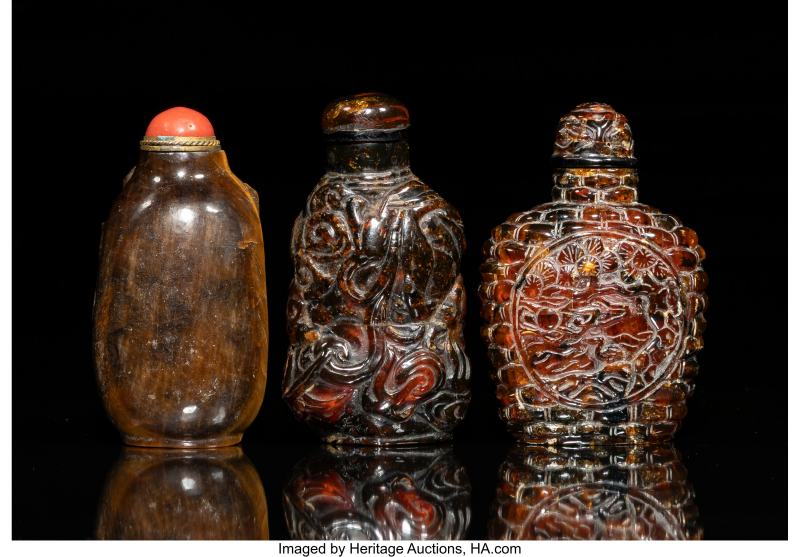 Two Chinese Carved Amber and A Tiger's Eye Snuff Bottles - 图2