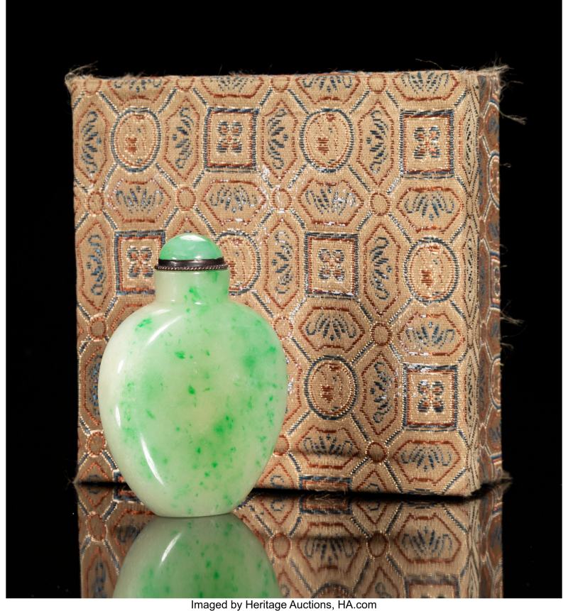 A Chinese Carved Emerald Green Flecked Jadeite Snuff Bottle - 图2