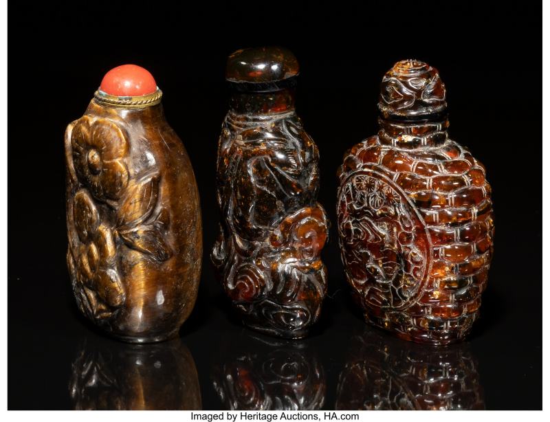 Two Chinese Carved Amber and A Tiger's Eye Snuff Bottles - 图3