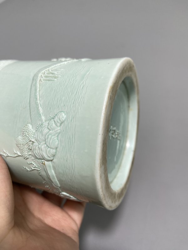 清道光 “王炳荣”款 湖水绿釉雕瓷山水踏雪寻梅小笔筒 - 图24