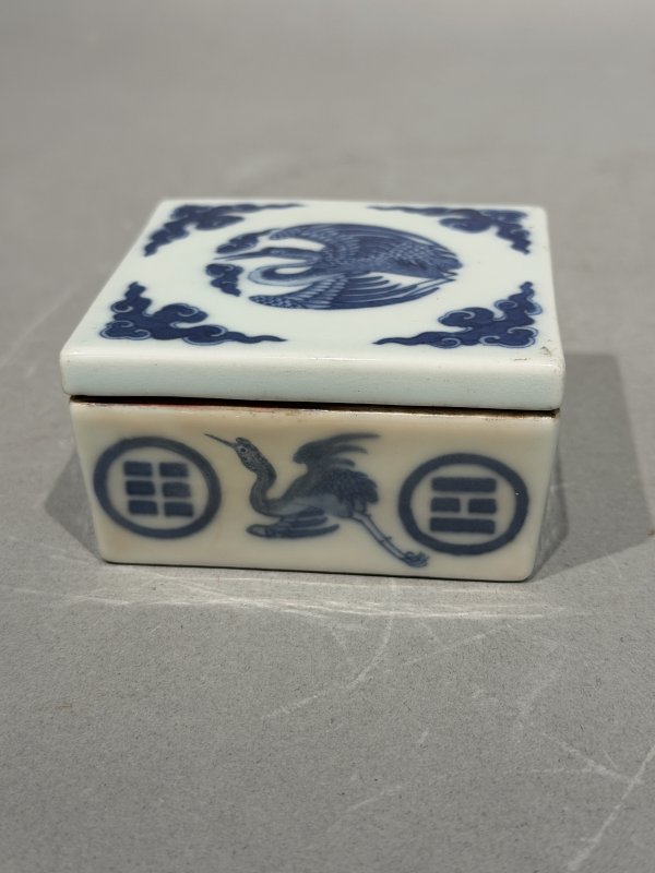 清光绪 青花云鹤八卦纹方盒 - 图2
