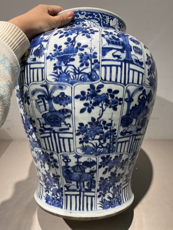 清康熙 青花折枝花卉博古清供图大将军盖罐 - 图3