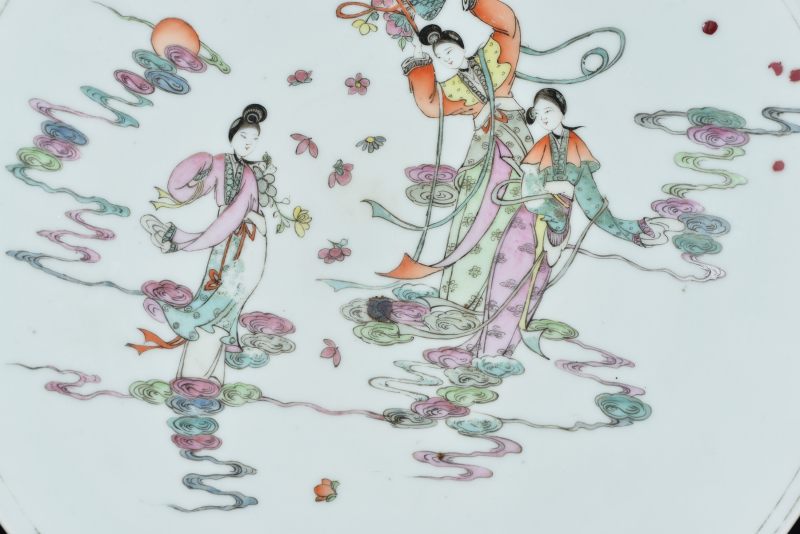 民国 浅绛彩天女散花纹大盘 - 图3