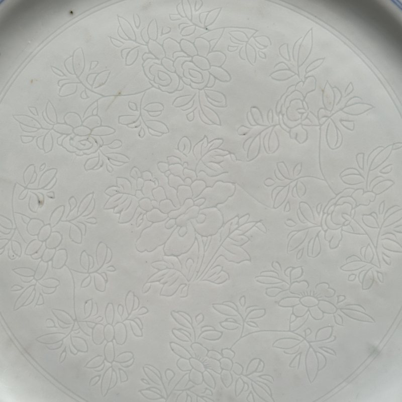 清康熙 青花暗刻花卉纹盘 - 图3
