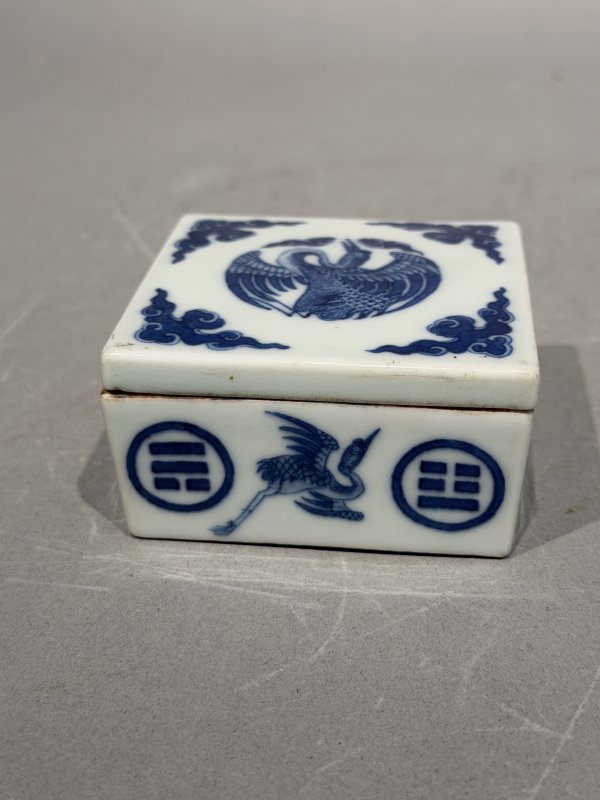 清光绪 青花云鹤八卦纹方盒 - 图3