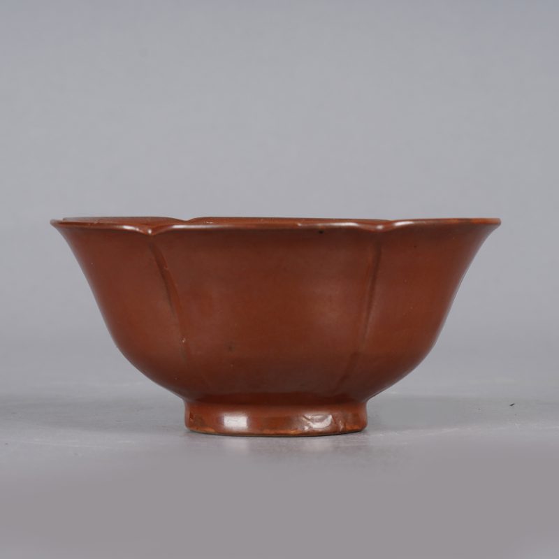 明早期 酱釉花口碗