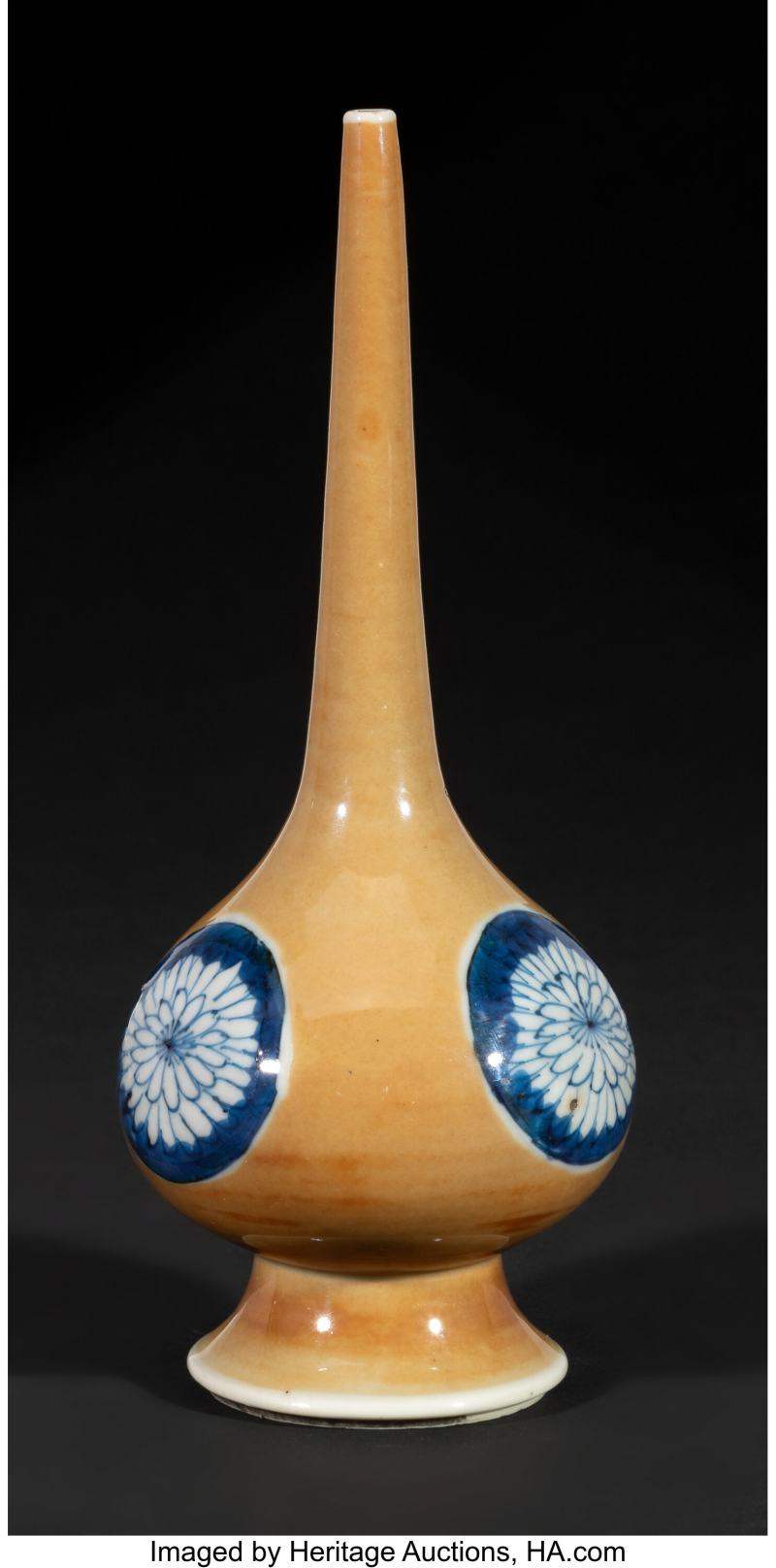 A Chinese Café-au-Lait and Underglaze Blue Rose Water Sprinkler - 图2