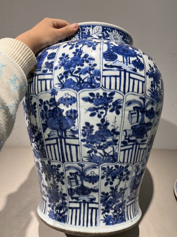 清康熙 青花折枝花卉博古清供图大将军盖罐 - 图4