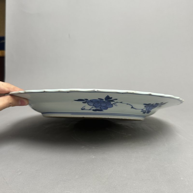 清康熙 青花暗刻花卉纹盘 - 图4