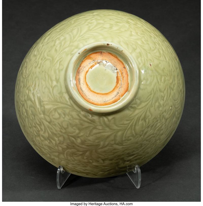 A Chinese Carved Longquan Celadon-Glazed 'Floral' Bowl with Reticulated Wood Stand - 图2