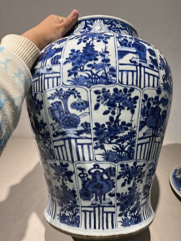 清康熙 青花折枝花卉博古清供图大将军盖罐 - 图5