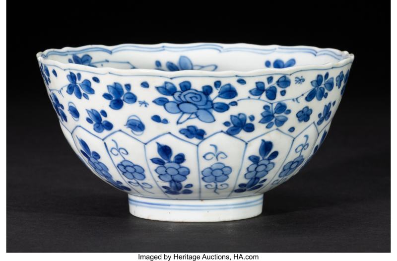 A Chinese Blue and White Lobed 'Floral' Bowl - 图2