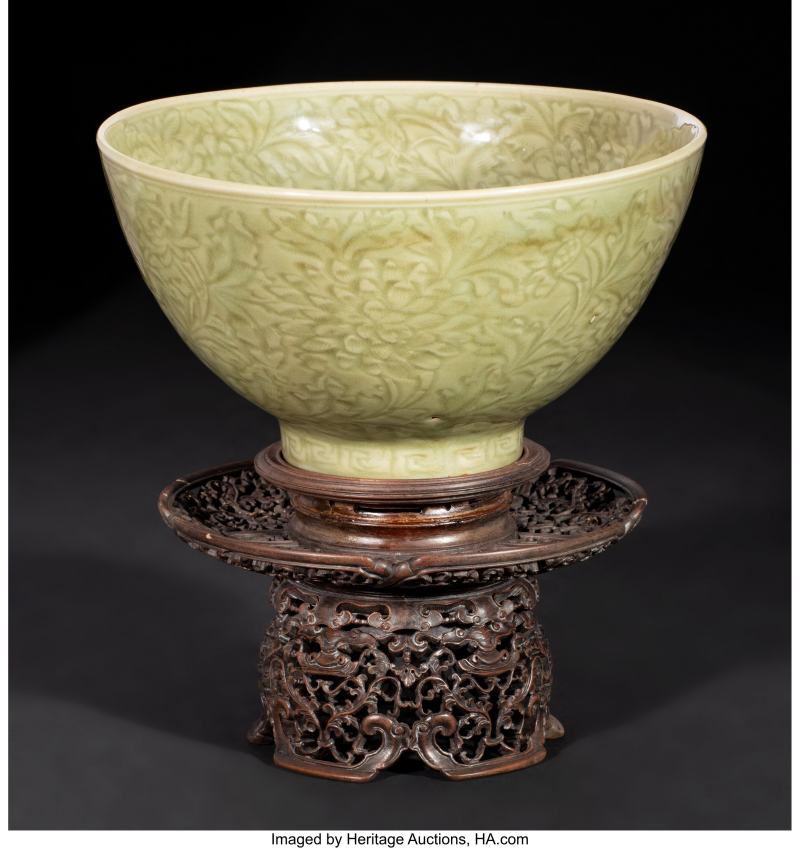 A Chinese Carved Longquan Celadon-Glazed 'Floral' Bowl with Reticulated Wood Stand - 图3