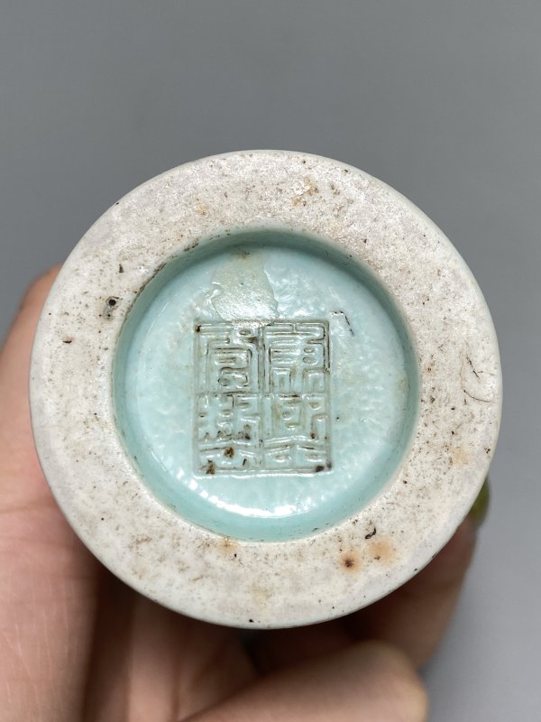 清 雕瓷“英雄独立”小香插 - 图5