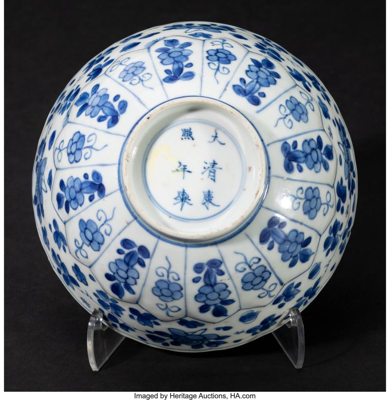 A Chinese Blue and White Lobed 'Floral' Bowl - 图4