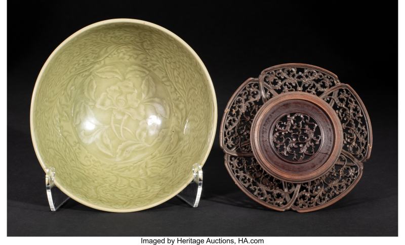A Chinese Carved Longquan Celadon-Glazed 'Floral' Bowl with Reticulated Wood Stand - 图4