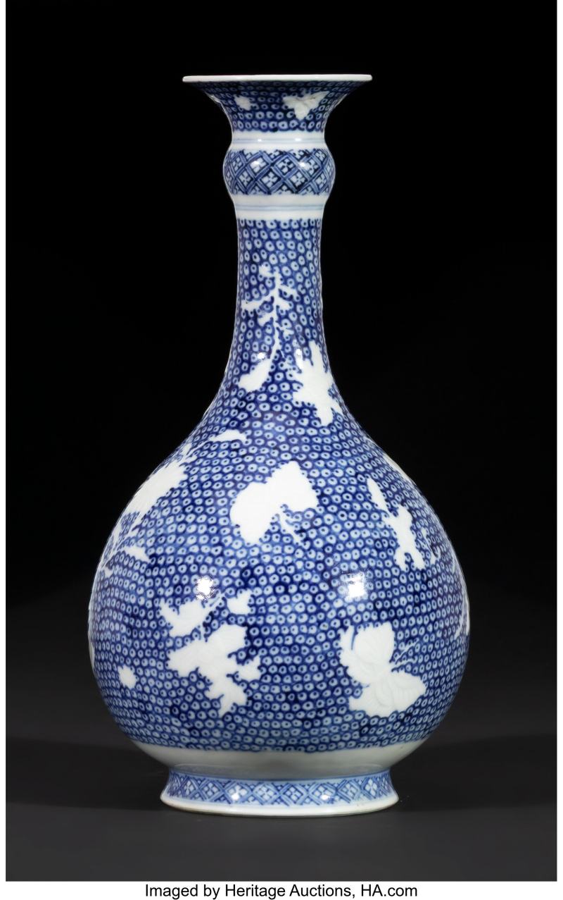 A Chinese Export Blue and White 'Butterflies' Bottle Vase - 图2
