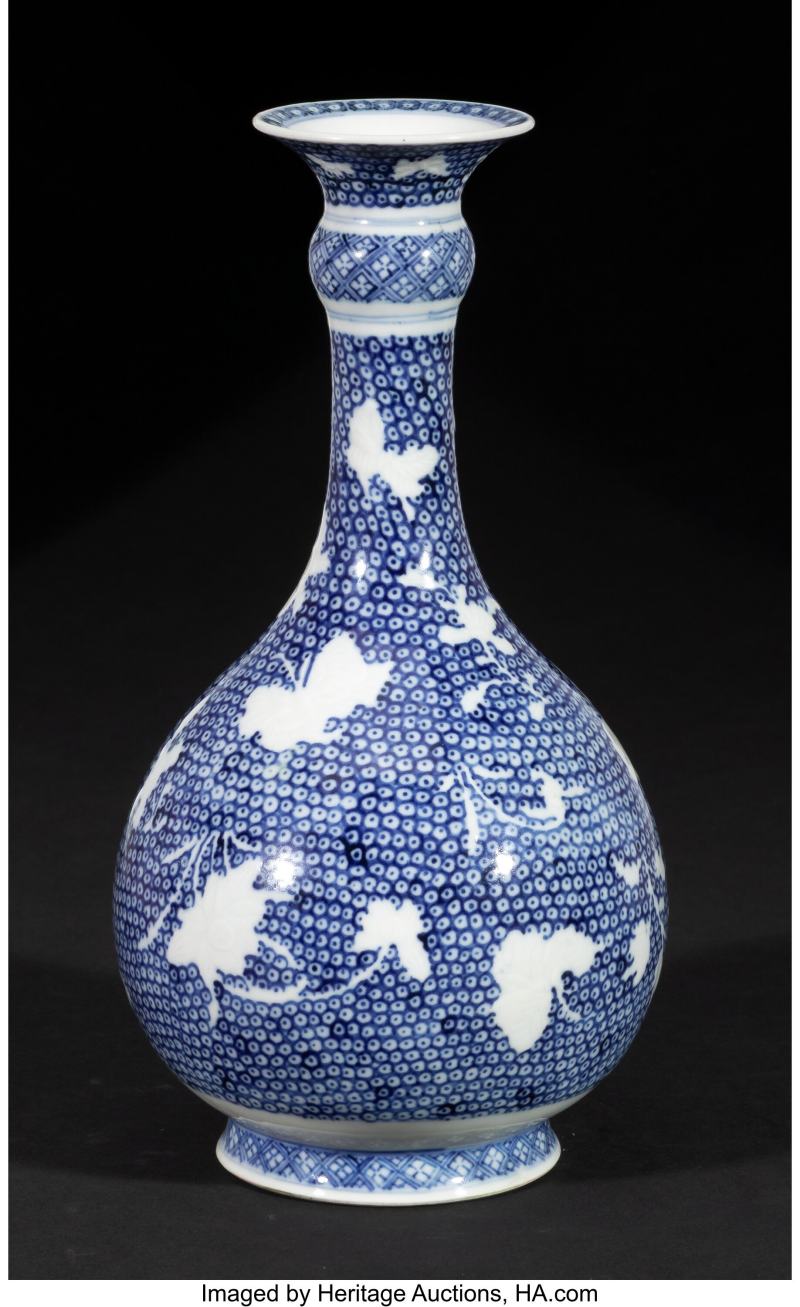 A Chinese Export Blue and White 'Butterflies' Bottle Vase - 图3