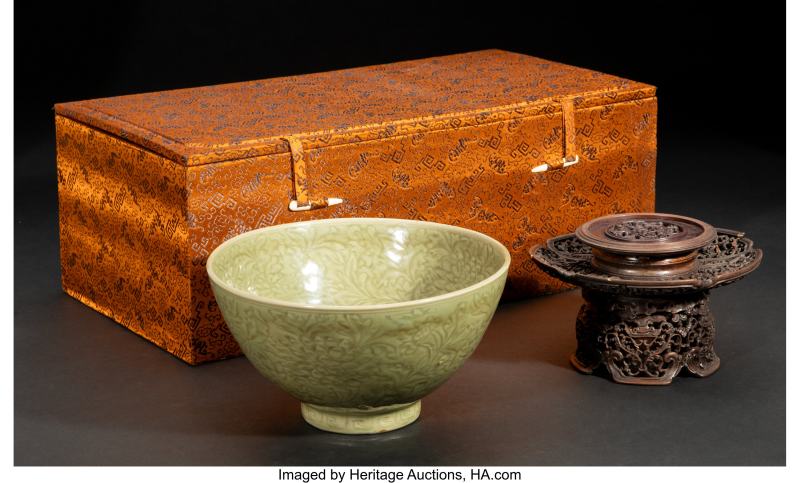 A Chinese Carved Longquan Celadon-Glazed 'Floral' Bowl with Reticulated Wood Stand - 图5