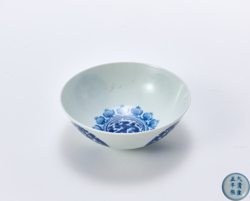 清雍正 青花团螭纹卧足碗