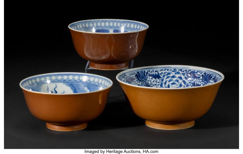 A Group of Three Chinese Blue and White and Café-au-Lait Bowls - 图3