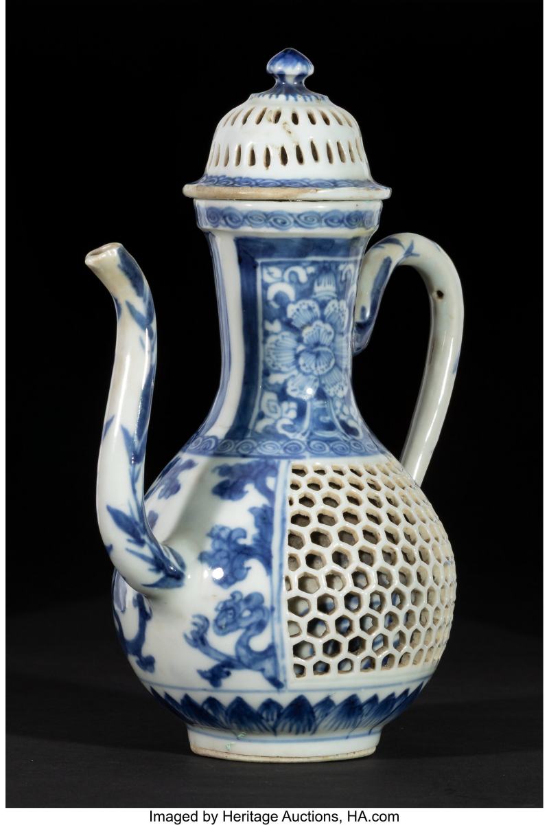 A Chinese Blue and White Reticulated Double-Walled Covered Ewer - 图2