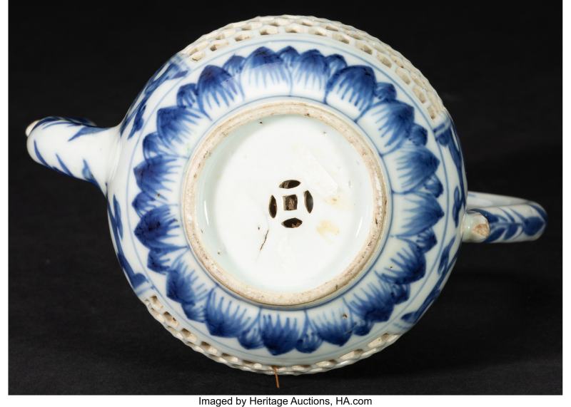 A Chinese Blue and White Reticulated Double-Walled Covered Ewer - 图3