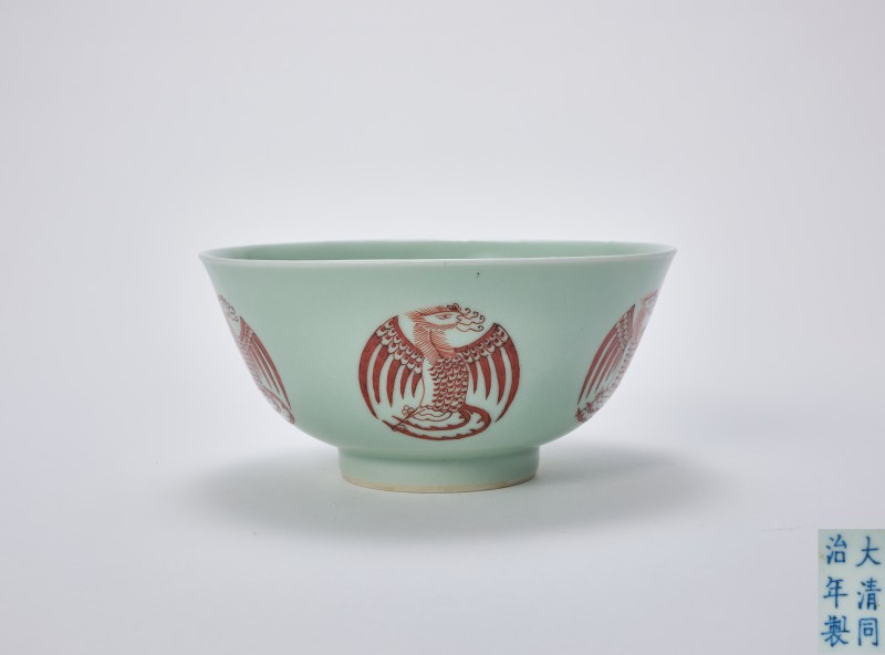 清同治 豆青釉矾红团凤纹碗