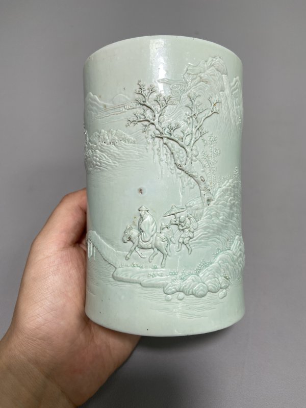 清道光 “王炳荣”款 湖水绿釉雕瓷山水踏雪寻梅小笔筒 - 图2