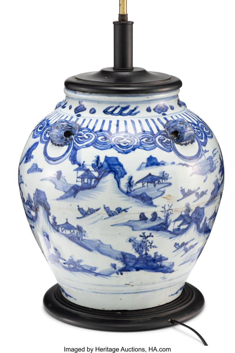A Large Chinese Blue and White Handled Jar - 图2
